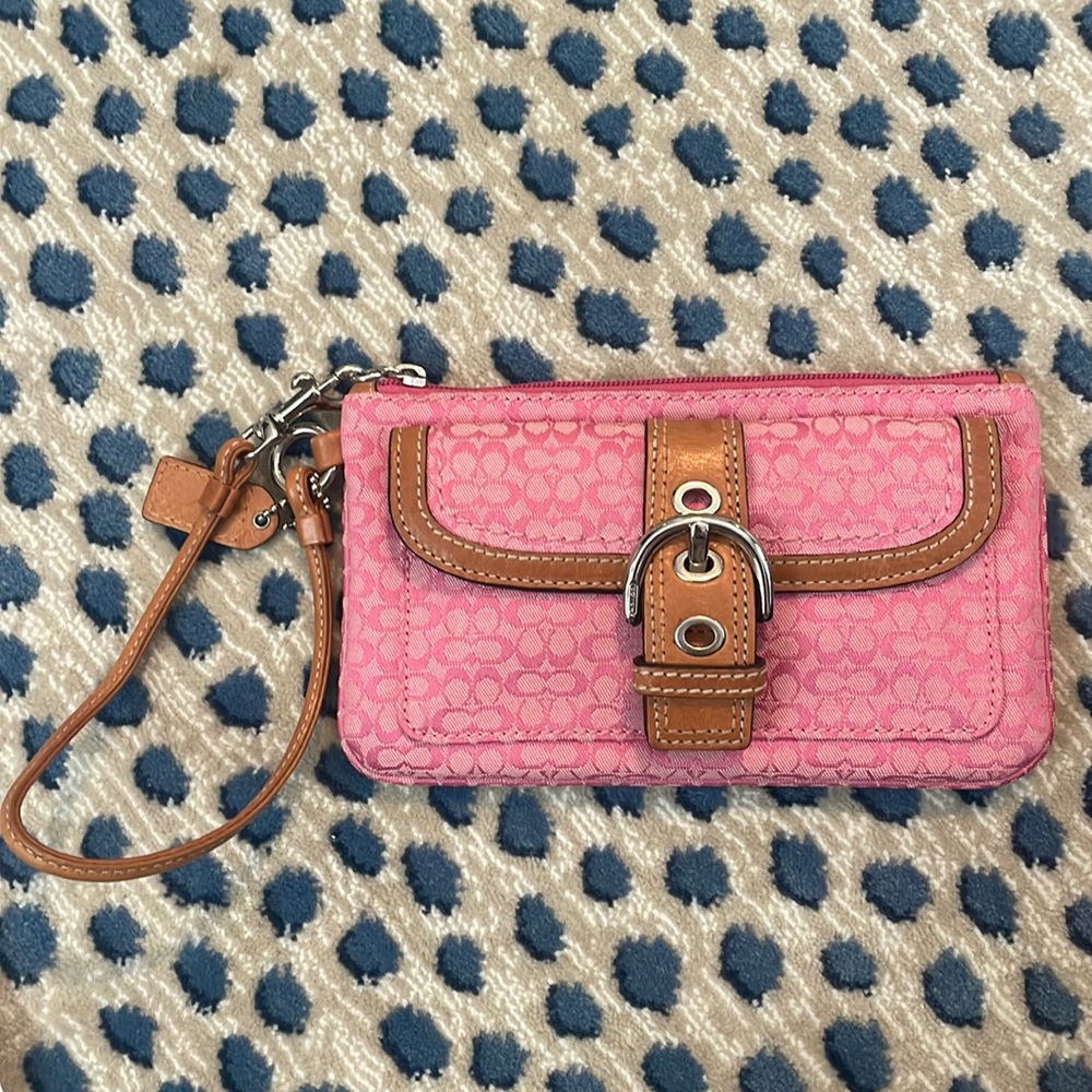 Like new! Cute pink Coach wristlet